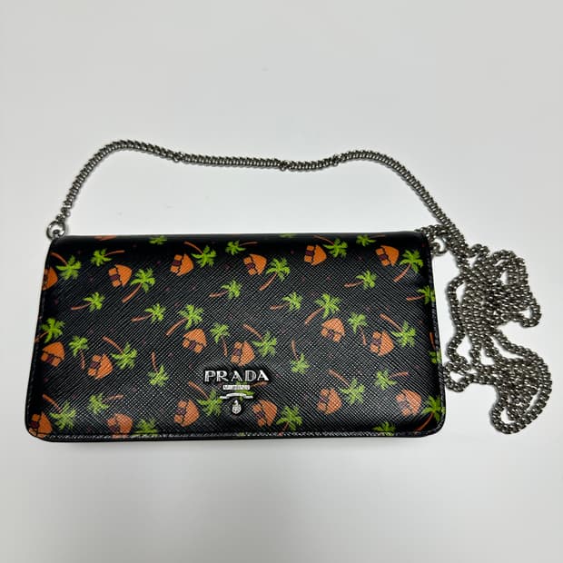 프라다 체인 월렛 블랙 야자수 패턴