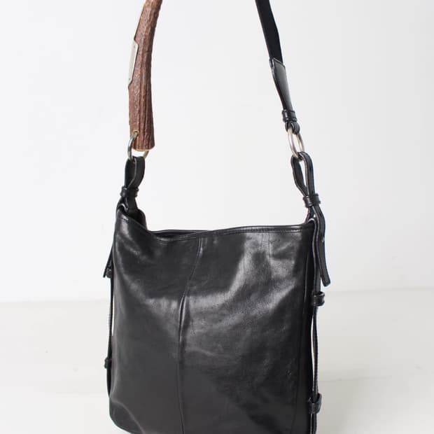 입생로랑 몸바사 백 구합니다