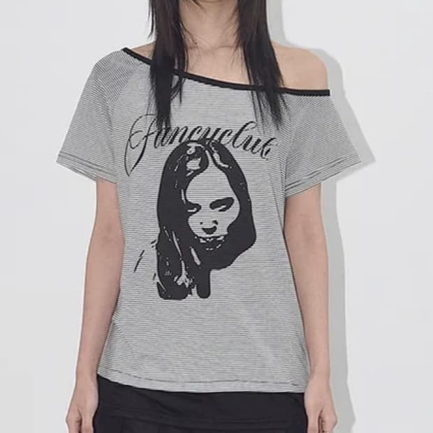 팬시클럽 미스틱 원 숄더 티 (BLACK)