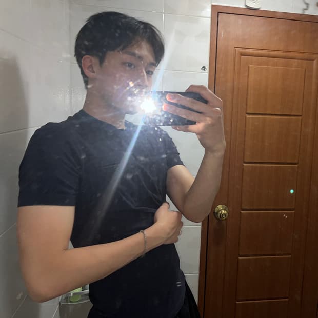 Prada 레더 로고 원포켓 티셔츠