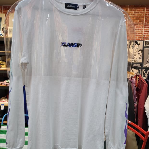 XLARGE 브랜드 긴팔 티셔츠입니다
