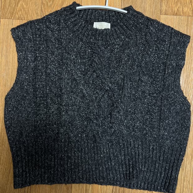 차콜 꽈배기 니트 조끼