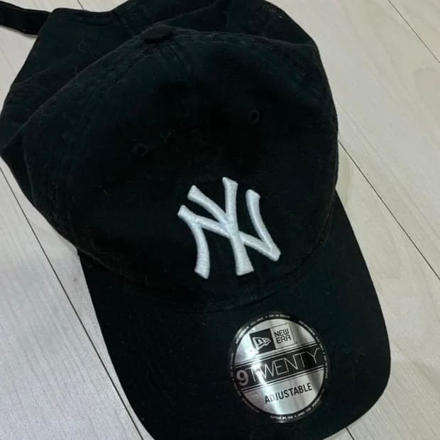 뉴에라 x 모마 뉴욕양키즈 볼캡 블랙