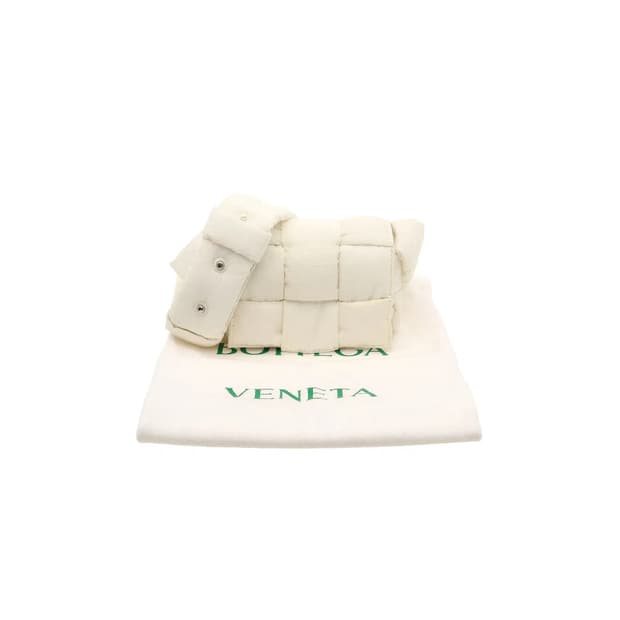 [A급] 보테가 베네타 패딩 미니 카세트 크로스백 화이트 판매합니다!!!