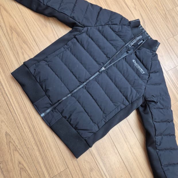 디스커버리 익스페디션 키즈 패딩 점퍼 블랙 색상입니다. 사이즈는 140으