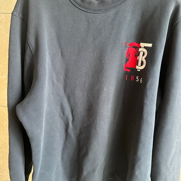 버버리 콘트라스트 네이비 맨투맨