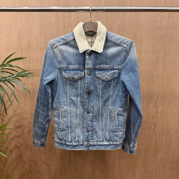 올세인츠 코튼 데님 자켓 셰르파 퍼 카라 디테일 레귤러핏 블루