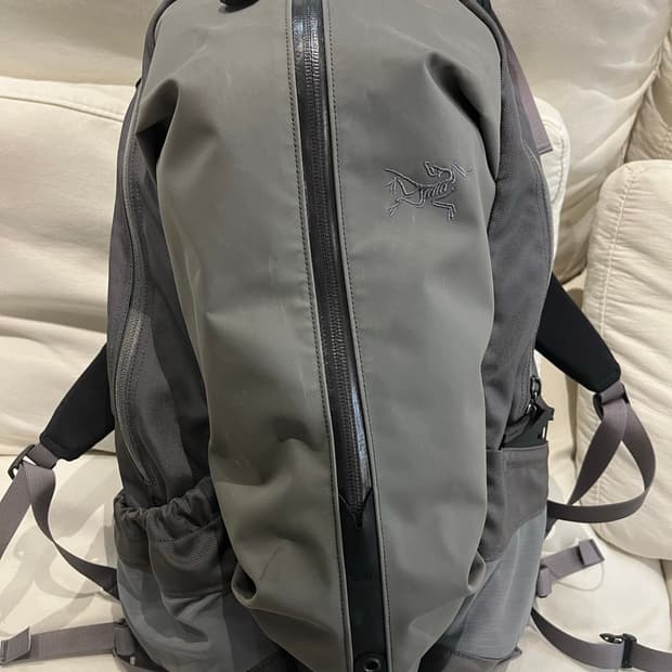 아크테릭스 아로 22 클라우드 색상