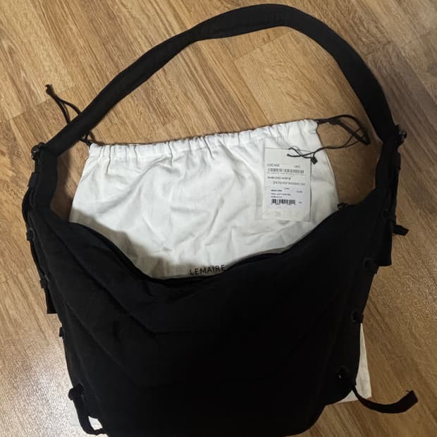 르메르 게임백 스몰 사이즈(블랙) 판매 합니다.