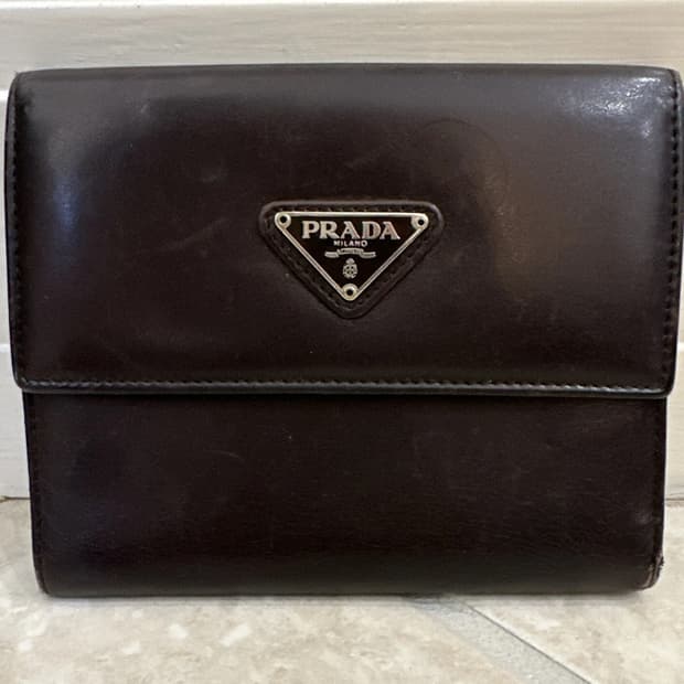 프라다 지갑Prada Leather Tri-Fold Flap Wallet