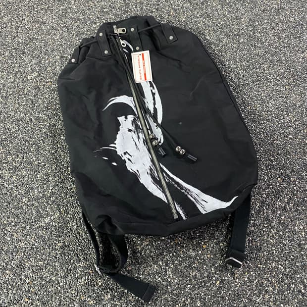 디퍼런트이즈오케이 스파이럴 프린트 백팩 블랙 B3746