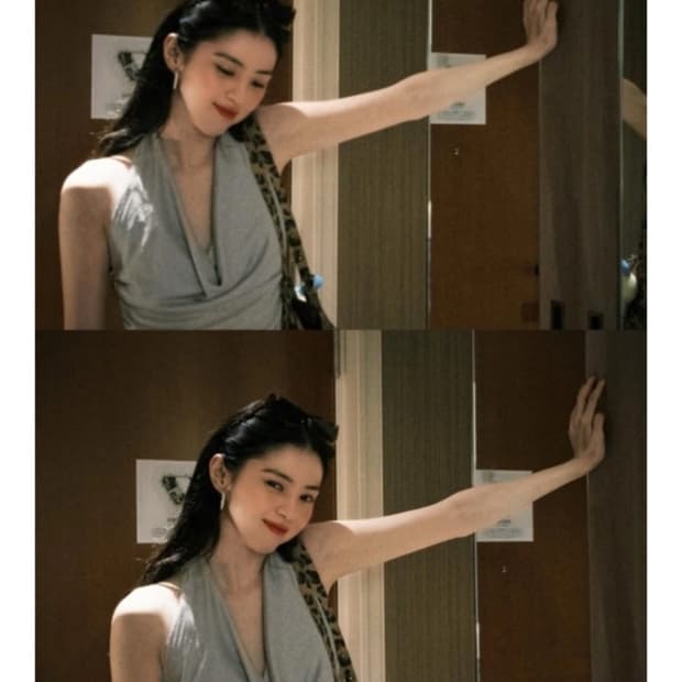 한소희 착용 오버듀플레어 홀터넥 나시 탑