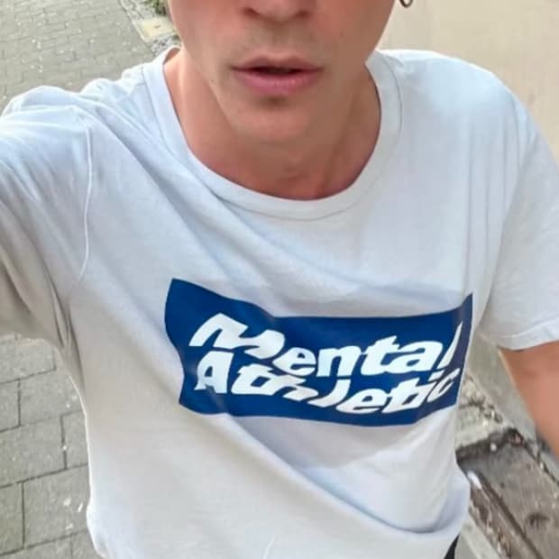 mental athletic 로고티 화이트
