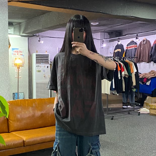 빈티지 레터링 그래픽 피그먼트 차콜 반팔 B5362