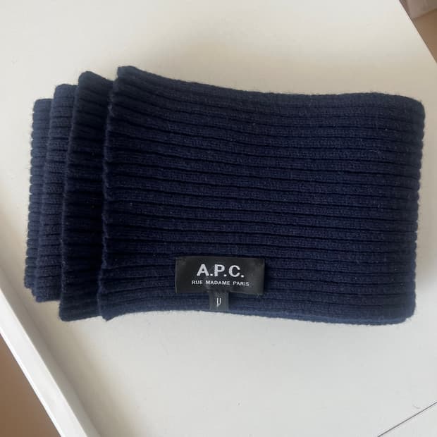 APC 네이비 머플러