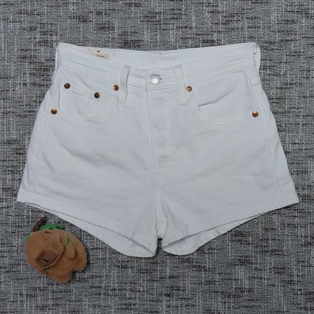LEVI'S Premium 'Big E' 화이트 데님 숏팬츠 (W25)