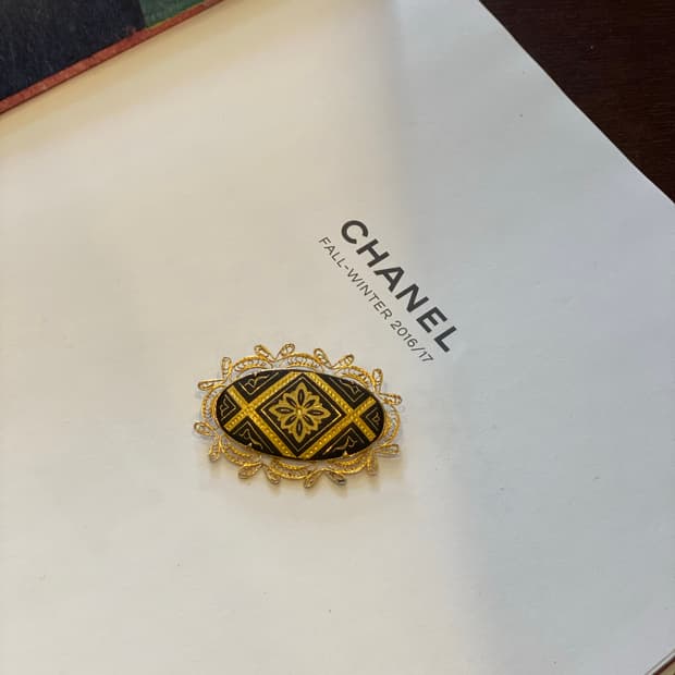 블랙 골드 오벌 브로치