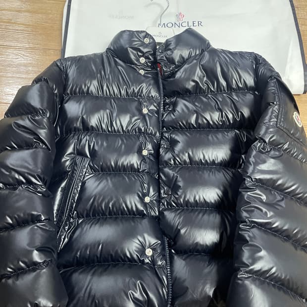 몽클레어 Lule 숏패딩 블랙 2사이즈 판매합니다. 