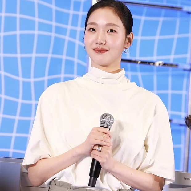 렉토 RECTO 스카프넥 코튼 탑 아이보리 김고은 착용