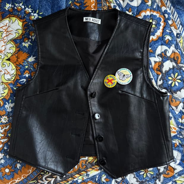 NEU ADULT 노이 어덜트 블랙 레더 무드 숏 레이어드 베스트 조끼
