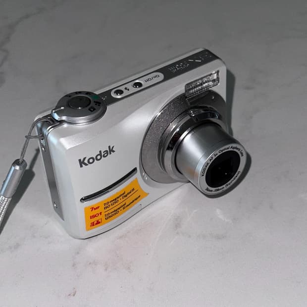 카리나 디카) 코닥 이지쉐어 c713 희귀색상 화이트 판매합니다(A+급)