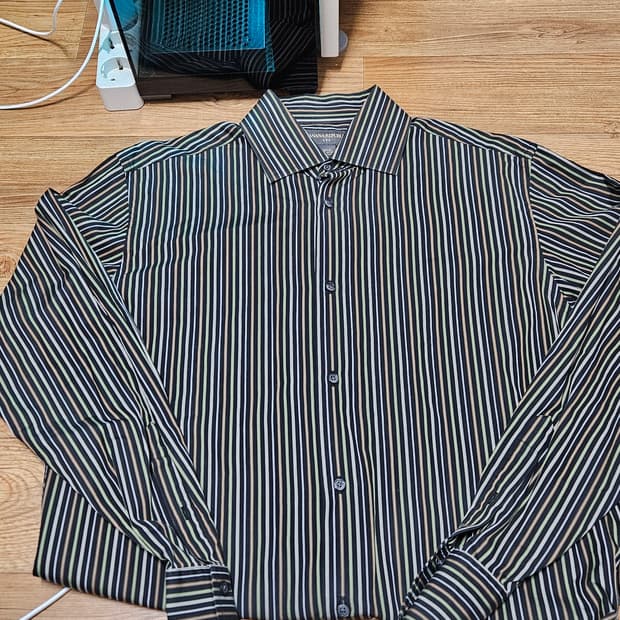 바나나 리퍼블릭 스트라이프 셔츠.