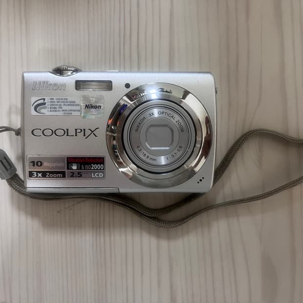 니콘 COOLPIX S220 실버 디지털 카메라