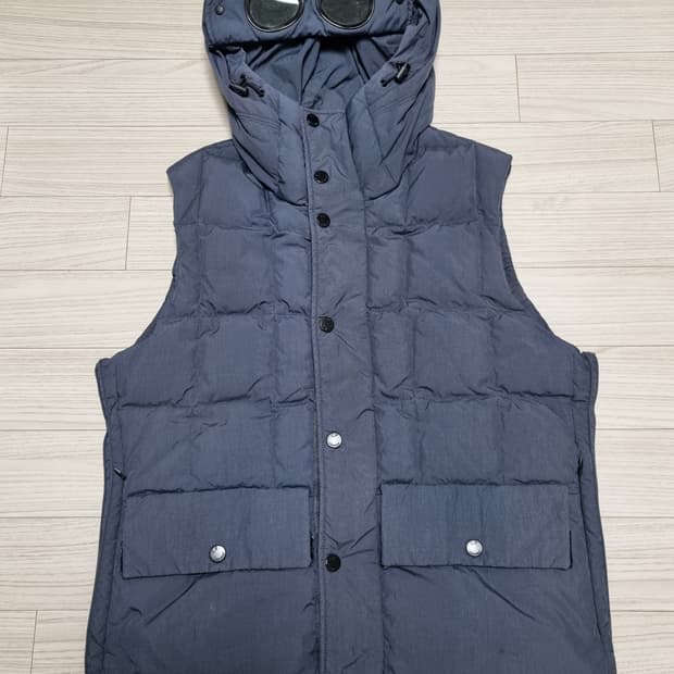 cp컴퍼니 고글 패딩조끼