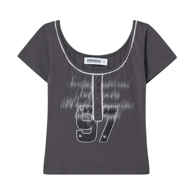 프렌다 LETTERING 97 BUTTON TEE CHARCOAL 