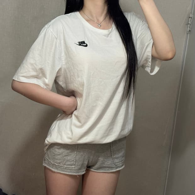 나이키 스우시로고 반팔티