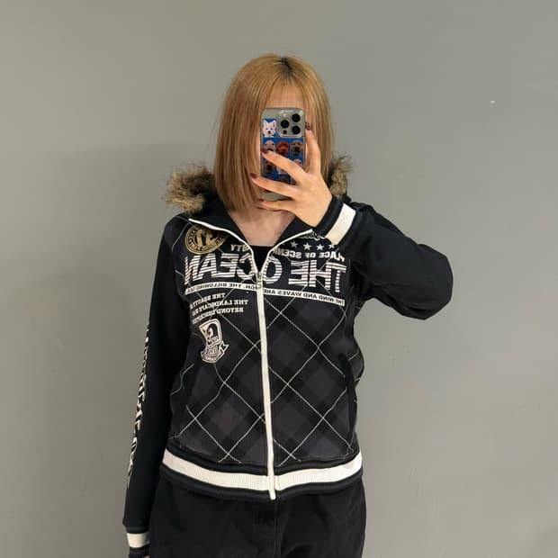 check pattern lettering fur hood zip-up