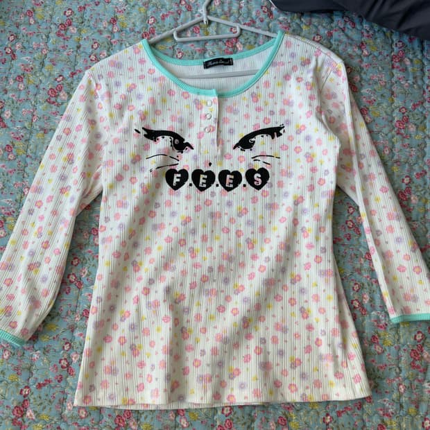 샵페어리 Kitty button flower top 