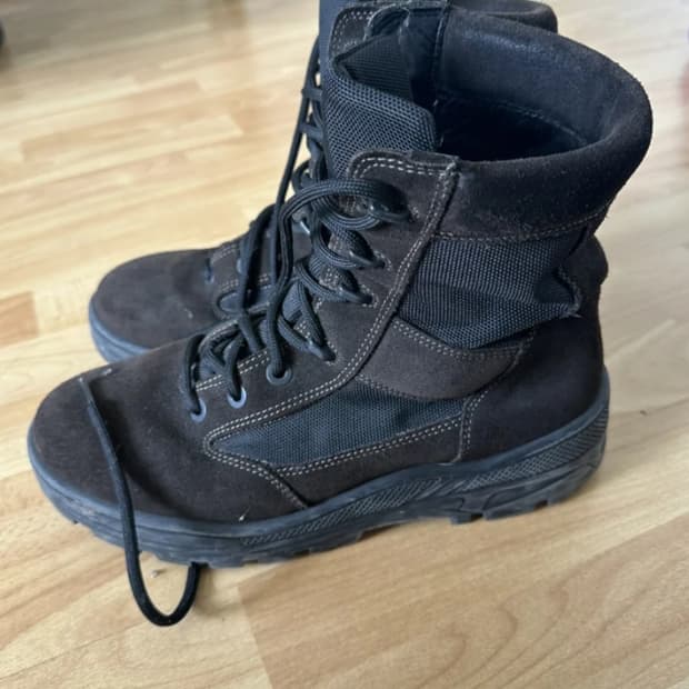 이지 시즌4 컴뱃부츠 오일 42사이즈