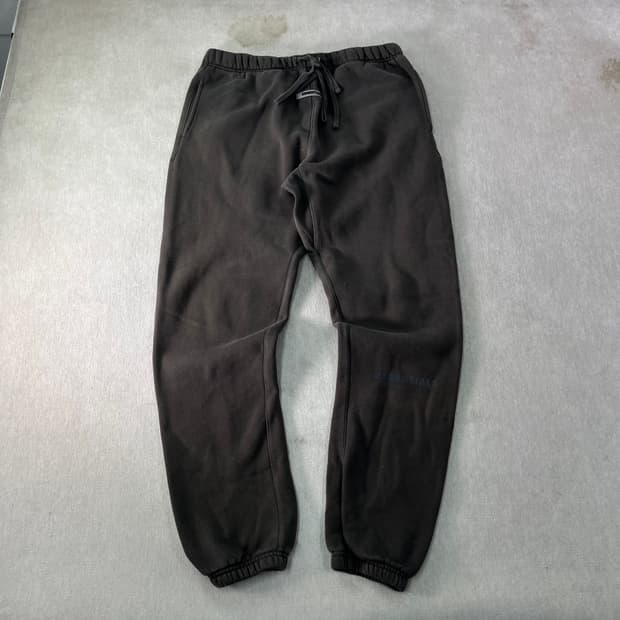 32 피오갓 에센셜 스티치로고 차콜 트랙팬츠