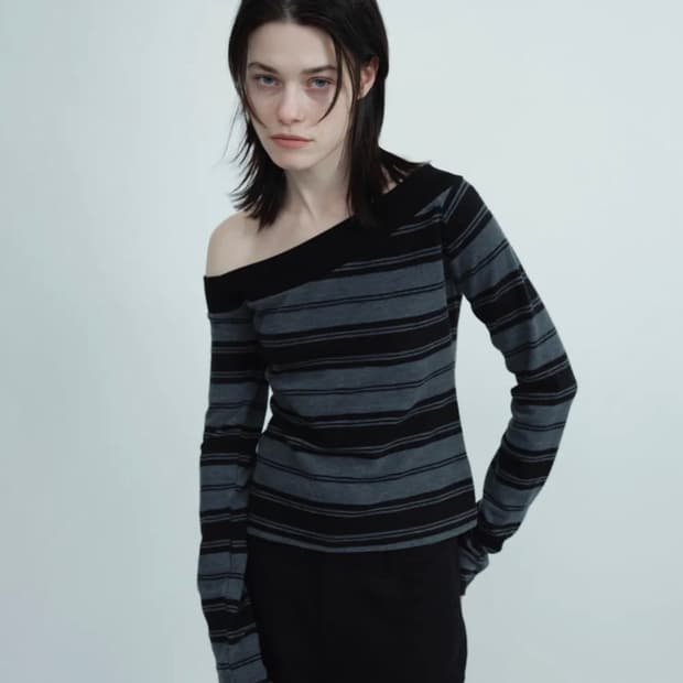 밀로 우먼– 원 숄더 스트라이프 티셔츠 [차콜 그레이]