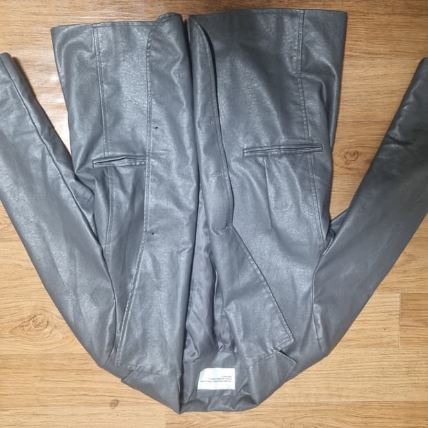 회색 가죽 블레이저