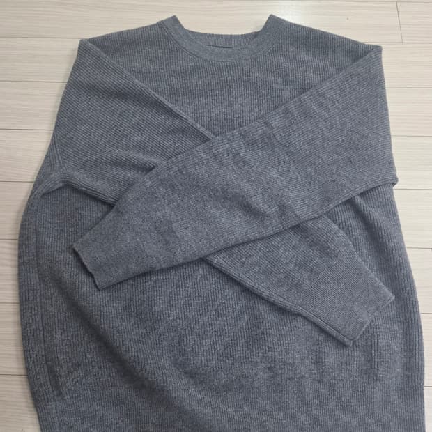 포터리 컴포트 니트 3사이즈 차콜 팝니다.