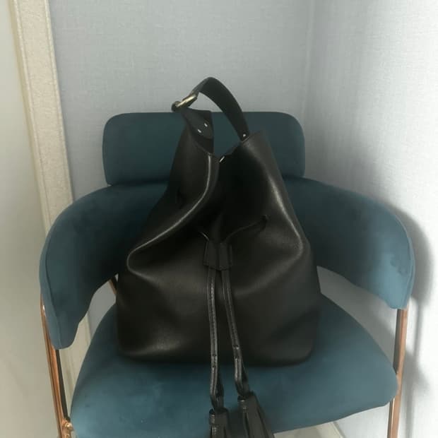 버버리 레더 테슬 스트링 버킷백 블랙