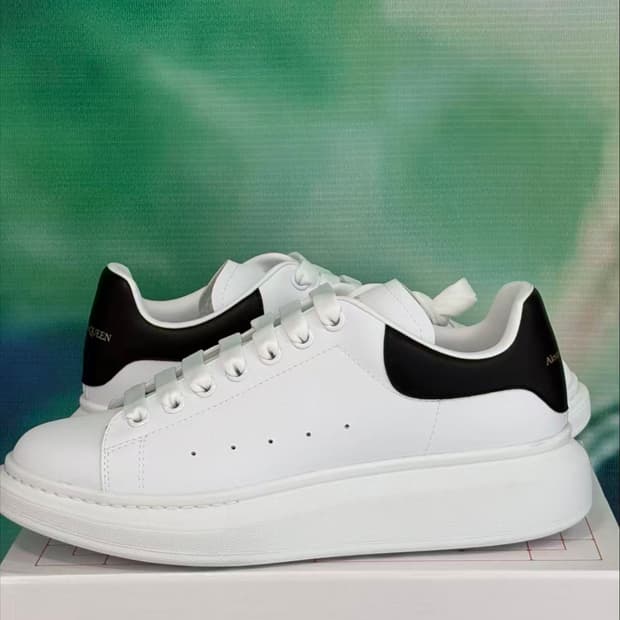 알렉산더 맥퀸 오버사이즈드 스니커즈 화이트 블랙
