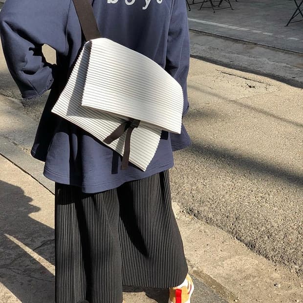 옴므플리세 플리츠 플릿 메신저백