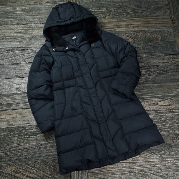 [노스페이스] 구스다운 후드 롱 패딩 블랙 M17678