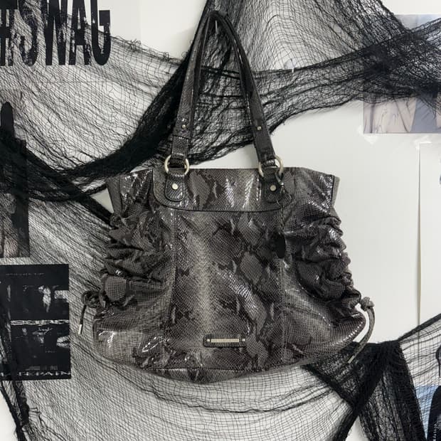 00s leather detailed bag