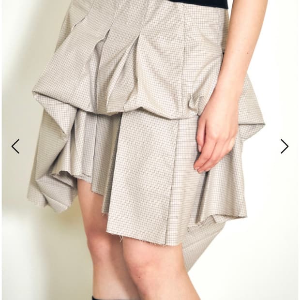 로레일즈 언발란스 플리츠 스커트