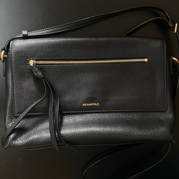 빈폴 블랙 가죽 크로스백