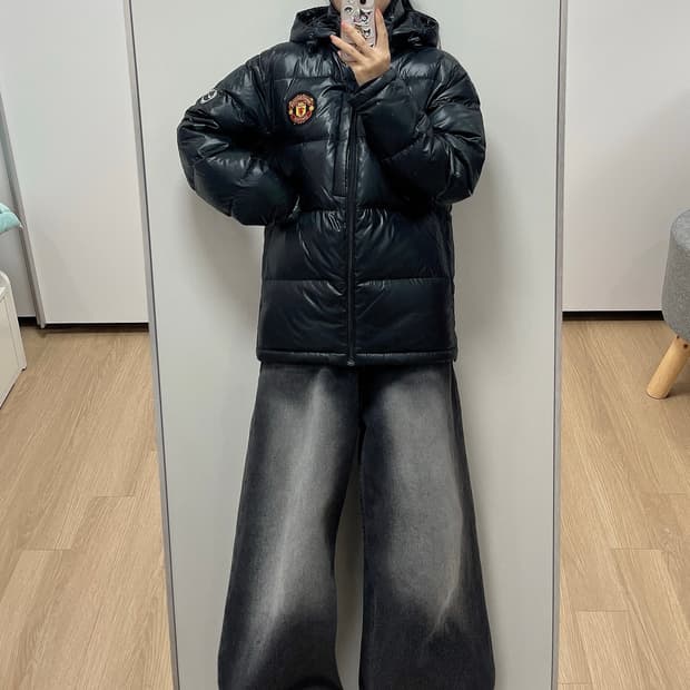 나이키 맨체스터 유나이티드 유광 블랙 덕다운 패딩