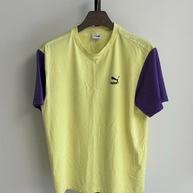 푸마 백프린팅 그래픽 반팔티 라임 퍼플 배색