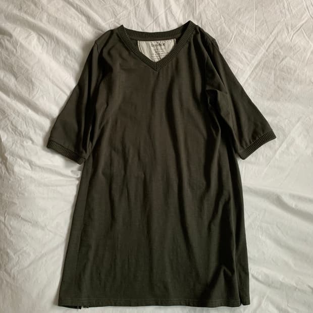 카키 브이넥 티셔츠