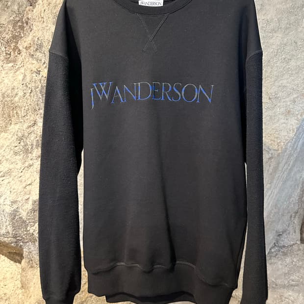 JW 앤더슨 로고 맨투맨