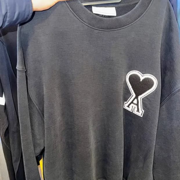 아미 하트 로고 블랙 맨투맨