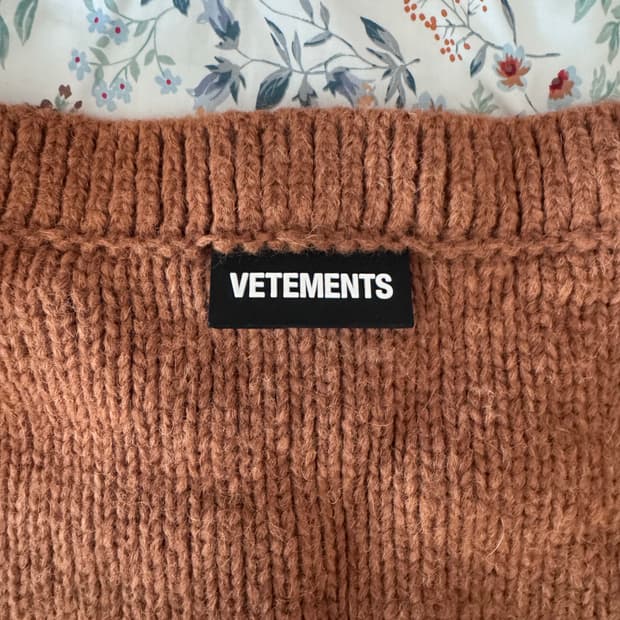 Vetements 베트멍 보석 디테일 버튼 카멜 가디건 (루비버튼 손실)